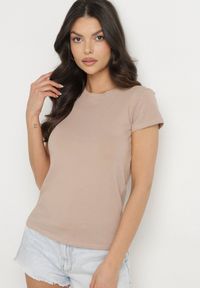 Born2be - Jasnobeżowy Bawełniany Klasyczny T-shirt Lunolia. Okazja: na co dzień. Kolor: beżowy. Materiał: bawełna. Wzór: gładki. Styl: klasyczny
