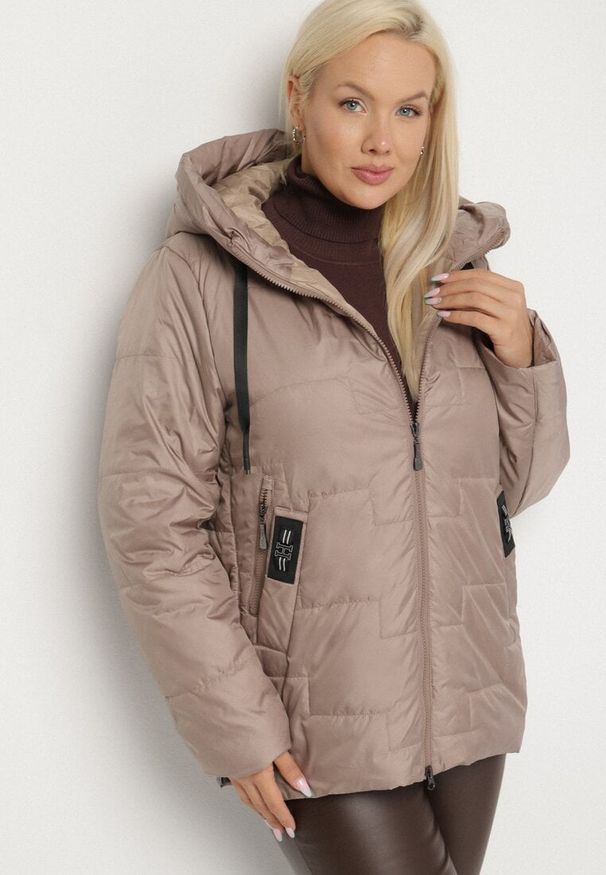 Born2be - Ciemnobeżowa Pikowana Kurtka z Kapturem i Ozdobnymi Suwakami Tulirisa. Okazja: na co dzień. Typ kołnierza: kaptur. Kolekcja: plus size. Kolor: beżowy. Materiał: jeans. Styl: sportowy, casual