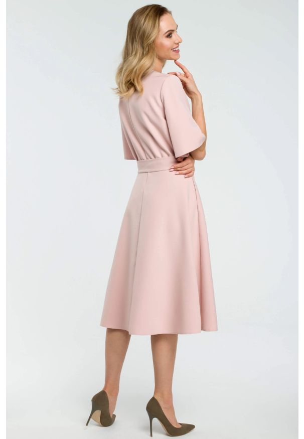 Sukienki.shop - Sukienka elegancka rozkloszowana z paskiem pudrowy róż. Okazja: na komunię, do pracy, na spotkanie biznesowe. Typ kołnierza: typu klepsydra. Kolor: różowy, brązowy. Materiał: elastan, materiał, tkanina. Wzór: gładki. Typ sukienki: dopasowane, rozkloszowane. Styl: elegancki. Długość: midi