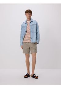 Reserved - Strukturalne szorty regular - jasnozielony. Kolor: zielony. Materiał: bawełna, dzianina