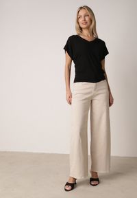 Born2be - Czarny T-shirt z Wiskozy z Trójkątnym Dekoltem Achiore. Okazja: na co dzień. Kolor: czarny. Materiał: wiskoza. Styl: casual, klasyczny #2