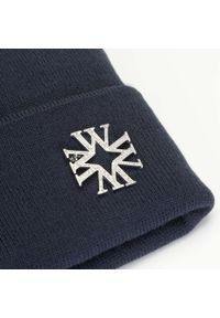 Wittchen - Damska czapka z broszką z literą „W” granatowa. Kolor: niebieski. Materiał: akryl. Wzór: gładki. Sezon: zima. Styl: klasyczny, elegancki