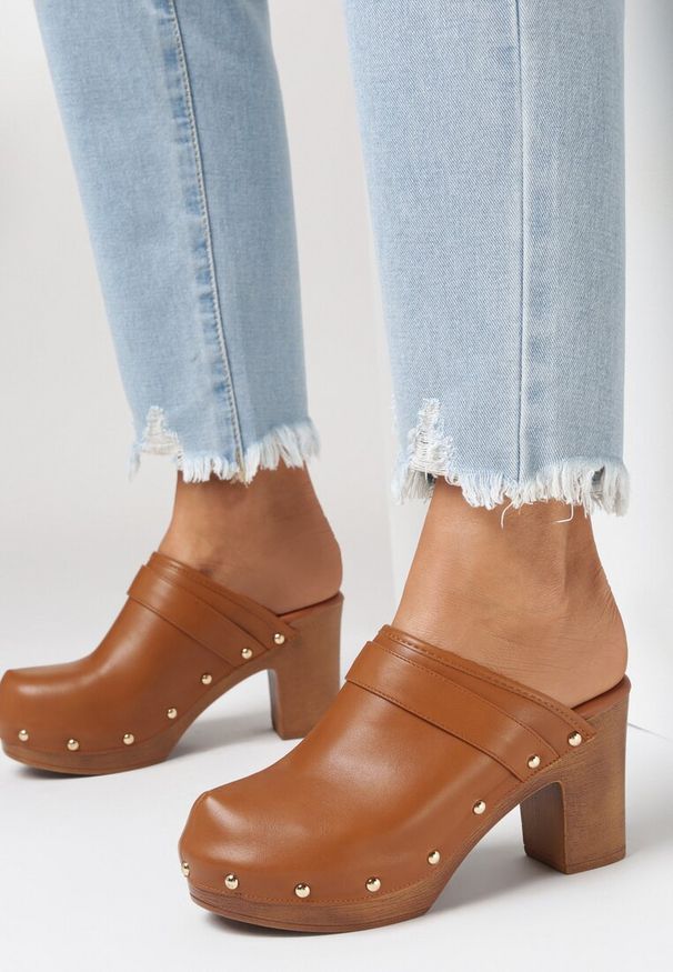 Born2be - Brązowe Klapki Marelva. Nosek buta: okrągły. Kolor: brązowy. Materiał: jeans. Sezon: lato. Obcas: na obcasie. Styl: boho. Wysokość obcasa: średni