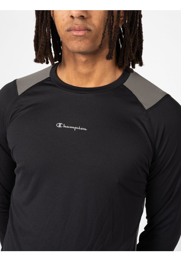 Champion Longsleeve | 218010 | Mężczyzna | Czarny. Okazja: na co dzień. Kolor: czarny. Materiał: poliester. Długość rękawa: długi rękaw. Wzór: nadruk. Styl: casual