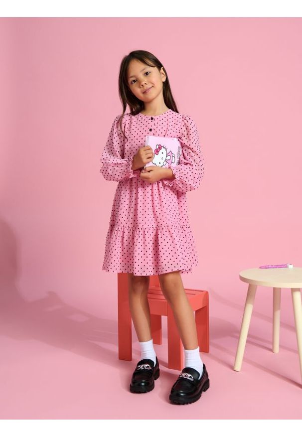 Sinsay - Sukienka w kropki - różowy. Kolor: różowy. Materiał: tkanina. Wzór: kropki. Typ sukienki: rozkloszowane