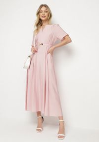 Born2be - Różowa Wiskozowa Sukienka z Lnem o Rozkloszowanym Kroju z Paskiem z Klamerką Linalin. Okazja: na co dzień. Typ kołnierza: dekolt w serek. Kolor: różowy. Materiał: len, wiskoza. Długość rękawa: krótki rękaw. Styl: klasyczny, casual, elegancki #6