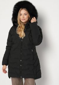 Born2be - Czarna Pikowana Kurtka z Kapturem z Futerkiem Espenna. Okazja: na co dzień. Typ kołnierza: kaptur. Kolekcja: plus size. Kolor: czarny. Materiał: futro. Sezon: zima. Styl: casual, elegancki #1