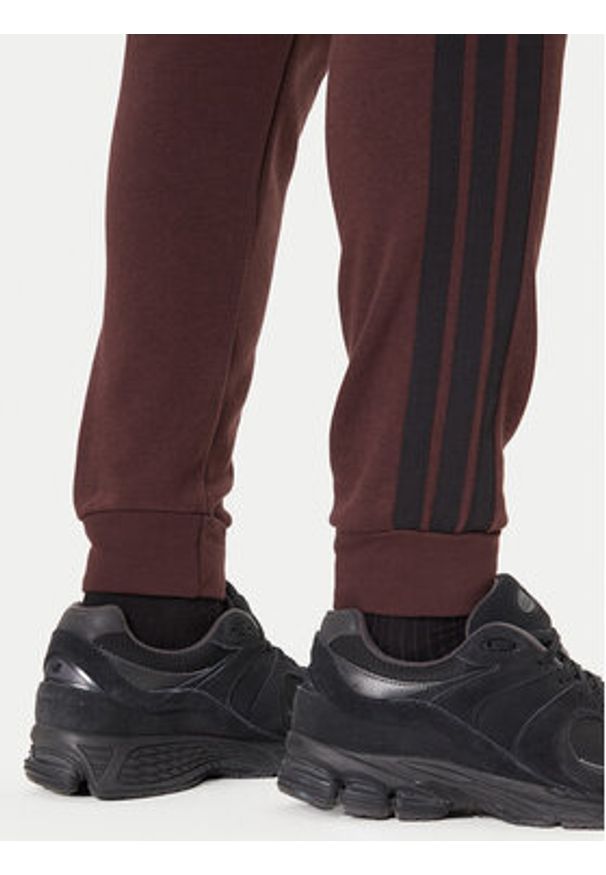 Adidas - adidas Spodnie dresowe Essentials 3-Stripes JX0749 Brązowy Regular Fit. Kolor: brązowy. Materiał: bawełna
