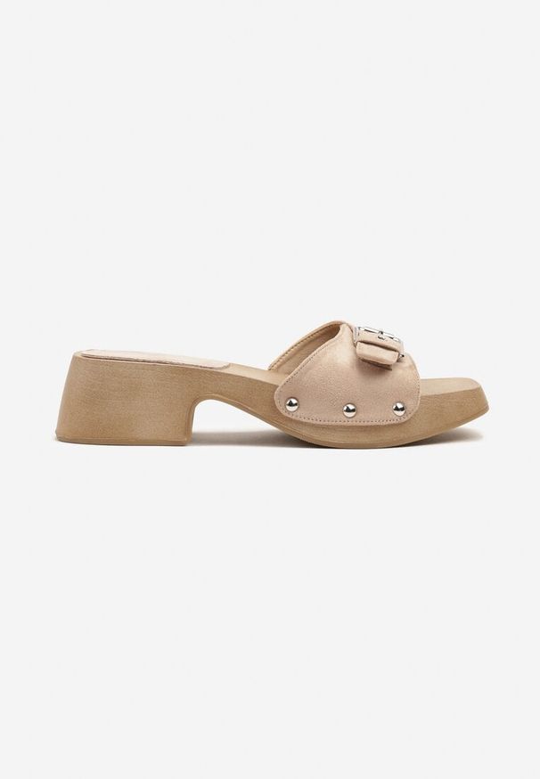 Born2be - Beżowe Klapki Drewniaki na Słupku z Nitami i Klamerką Lillifia. Okazja: na co dzień. Kolor: beżowy. Materiał: jeans. Wzór: aplikacja. Sezon: lato, wiosna. Obcas: na słupku. Styl: klasyczny, elegancki, casual