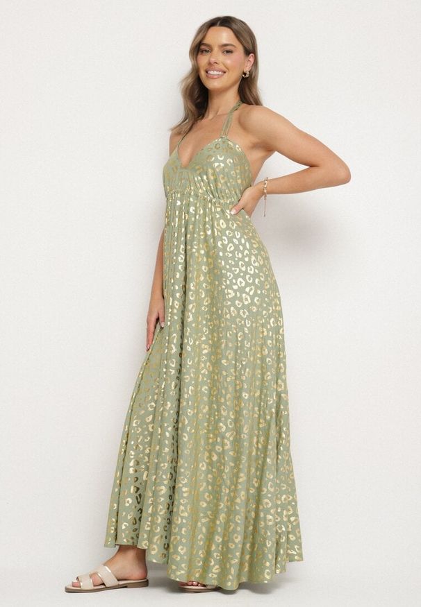 Born2be - Zielona Sukienka z Wiskozy z Odkrytymi Plecami i Metalicznym Nadrukiem w Panterkę Linadea. Typ kołnierza: dekolt w serek. Kolor: zielony. Materiał: wiskoza. Wzór: nadruk, motyw zwierzęcy. Typ sukienki: rozkloszowane