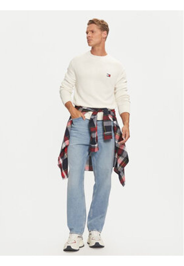 Tommy Jeans Sweter Badge DM0DM20706 Biały Regular Fit. Kolor: biały. Materiał: syntetyk