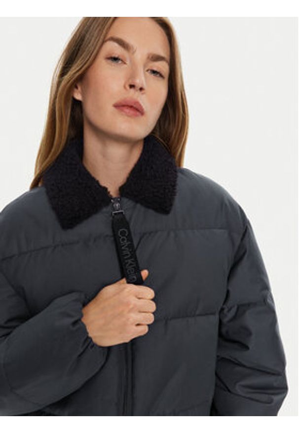 Calvin Klein Jeans Kurtka zimowa Aviator J20J224121 Czarny Relaxed Fit. Kolor: czarny. Materiał: bawełna, syntetyk. Sezon: zima