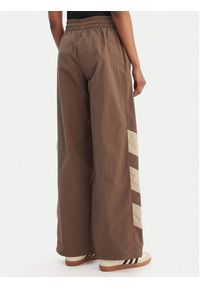 Adidas - adidas Spodnie dresowe Blocked Washed KD8790 Brązowy Loose Fit. Kolor: brązowy. Materiał: syntetyk #3