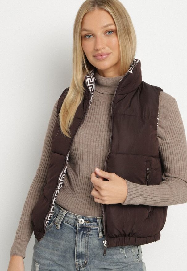 Born2be - Brązowa Pikowana Kamizelka z Ozdobną Podszewką Olianela. Okazja: na spacer, na co dzień. Kolor: brązowy. Materiał: jeans. Wzór: aplikacja. Styl: elegancki, casual