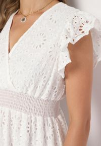 Born2be - Biała Bawełniana Ażurowa Sukienka Koktajlowa z Gumką w Talii i Falbankami Defrea. Okazja: na co dzień. Typ kołnierza: kołnierz z falbankami. Kolor: biały. Materiał: bawełna. Długość rękawa: krótki rękaw. Wzór: ażurowy. Typ sukienki: proste. Styl: wizytowy #5