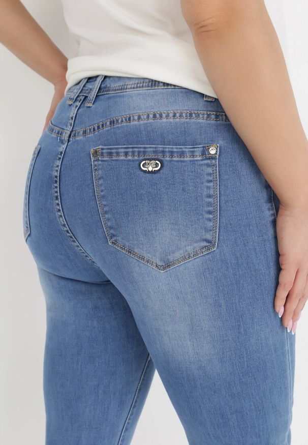 Born2be - Niebieskie Jeansy Slim Haidenia. Kolekcja: plus size. Kolor: niebieski. Długość: długie. Wzór: aplikacja. Styl: klasyczny