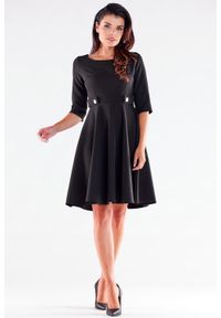 Awama - Elegancka sukienka rozkloszowana z ozdobnymi guzikami czarna. Okazja: do pracy. Kolor: czarny. Styl: elegancki