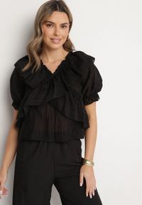 Born2be - Czarna Bluzka Ozdobiona Falbankami Alisova. Okazja: na co dzień. Typ kołnierza: kołnierz z falbankami. Kolor: czarny. Materiał: jeans. Wzór: aplikacja. Styl: klasyczny, elegancki, casual #7
