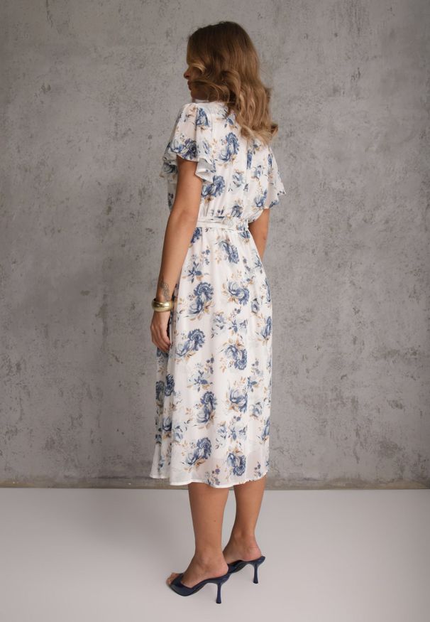 Renee - Niebieska Kopertowa Sukienka z Wiązaniem w Talii Zdobiona Brokatem Plumse. Okazja: na randkę. Kolor: niebieski. Wzór: aplikacja. Sezon: lato. Typ sukienki: kopertowe. Styl: glamour