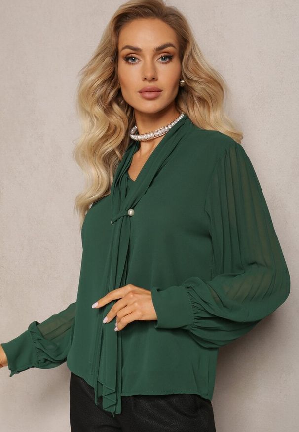 Renee - Ciemnozielona Bluzka z Wiązaniem wokół Szyi i Plisowanym Rękawem Henokia. Kolor: zielony. Styl: elegancki