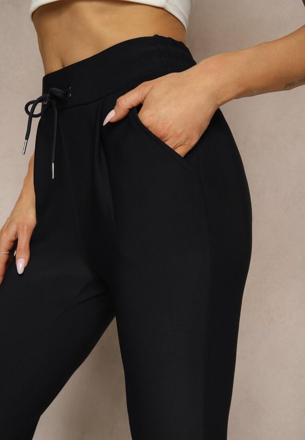 Renee - Granatowe Dopasowane Spodnie High Waist z Gumką i Wiązaniem w Talii Zelpia. Okazja: na co dzień. Stan: podwyższony. Kolor: niebieski. Styl: casual, elegancki