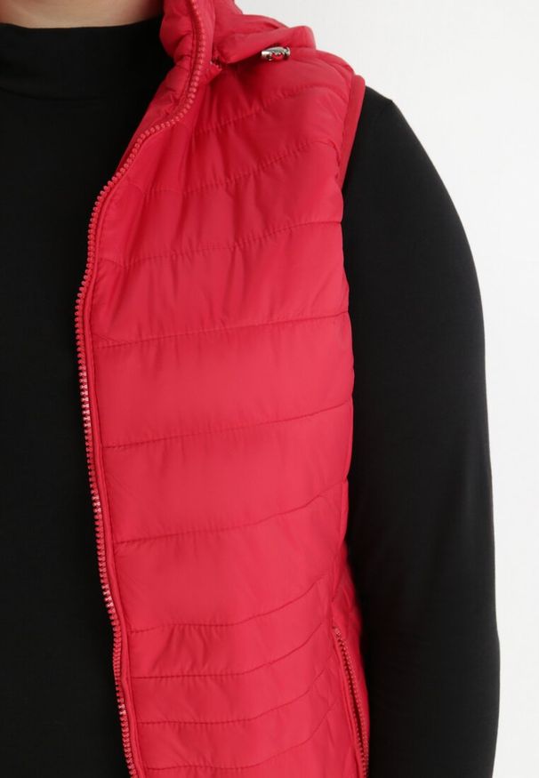 Born2be - Czerwona Kamizelka Pikowana Lass. Okazja: na co dzień. Kolekcja: plus size. Kolor: czerwony. Materiał: materiał. Długość rękawa: długi rękaw. Długość: długie. Styl: casual