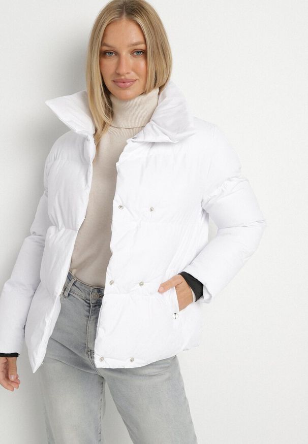 Born2be - Biała Kurtka Pikowana z Kołnierzem Beatsarda. Kolor: biały. Długość rękawa: długi rękaw. Długość: długie. Wzór: aplikacja