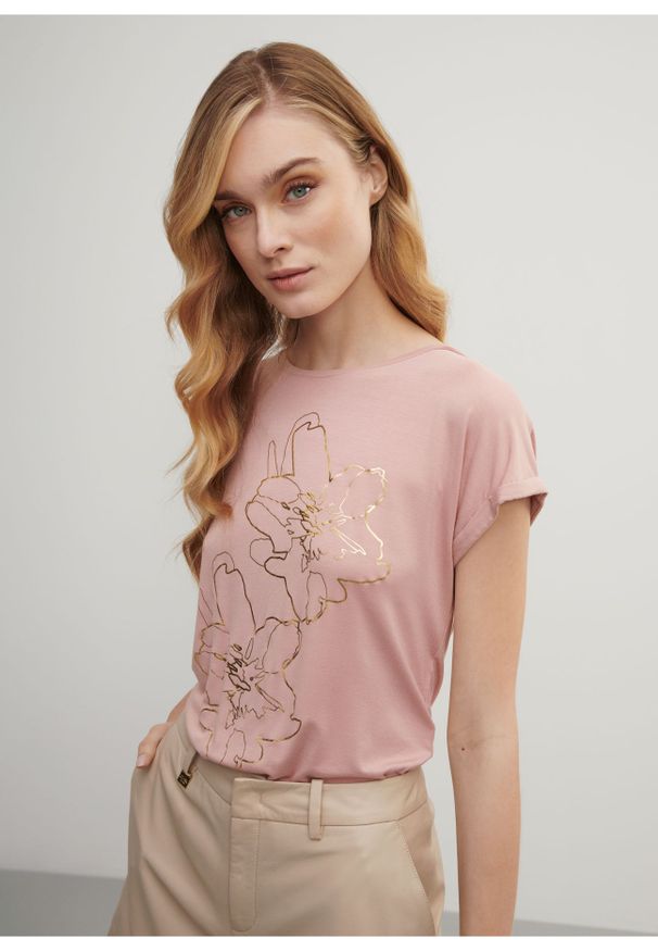Ochnik - Różowy T-shirt damski z kwiatowym printem. Okazja: na co dzień. Kolor: różowy. Materiał: materiał. Długość: krótkie. Wzór: kwiaty, nadruk. Styl: casual