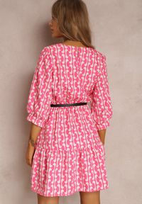 Renee - Różowa Sukienka z Paskiem Kaliphae. Kolor: różowy. Wzór: geometria, jednolity, aplikacja. Typ sukienki: rozkloszowane. Styl: wizytowy. Długość: mini
