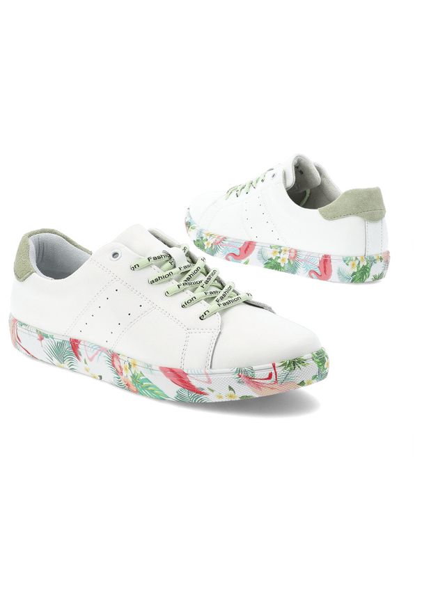 Białe Sneakersy Vinceza Stylowe Obuwie Damskie Ze Skóry Naturalnej. Okazja: na co dzień. Kolor: biały. Materiał: skóra. Szerokość cholewki: normalna. Wzór: kolorowy, napisy. Styl: elegancki