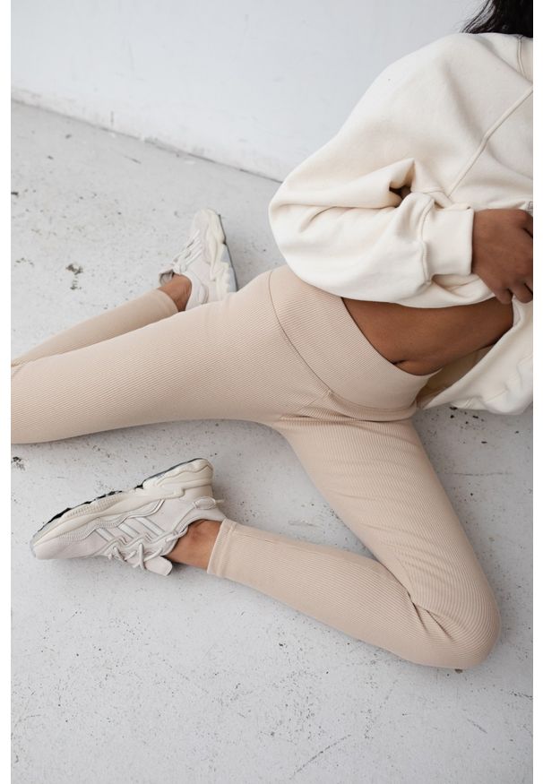 Marsala - Legginsy damskie z prążkowanej dzianiny w kolorze CLASSIC BEIGE - HIPS. Okazja: na co dzień. Materiał: prążkowany, dzianina. Styl: sportowy, casual
