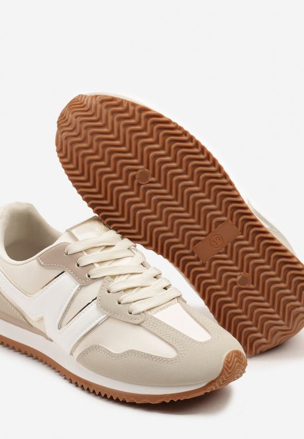 Renee - Jasnobeżowe Sneakersy z Geometrycznym Wzorem i Metaliczną Wstawką Zolio. Okazja: na co dzień. Zapięcie: sznurówki. Kolor: beżowy. Materiał: jeans. Wzór: geometria