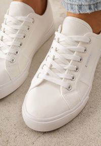 Born2be - Białe Klasyczne Trampki w Minimalistycznym Stylu Aroadella. Okazja: na co dzień. Kolor: biały. Materiał: jeans. Styl: klasyczny #5