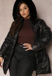 Renee - Czarna Kurtka Pikowana z Kapturem Sago. Okazja: na co dzień. Typ kołnierza: kaptur. Kolekcja: plus size. Kolor: czarny. Materiał: jeans, tkanina, futro. Sezon: jesień, zima. Styl: casual, elegancki