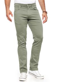 Wrangler - WRANGLER SPODNIE MĘSKIE GREENSBORO DUSTY GREEN W15QSM22A. Materiał: materiał