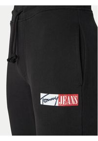 Tommy Jeans Spodnie dresowe Entry DM0DM20277 Czarny Slim Fit. Kolor: czarny. Materiał: bawełna