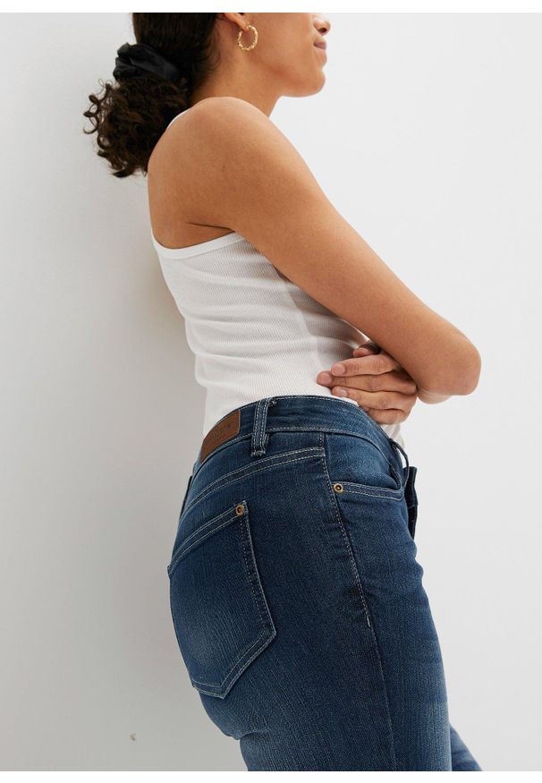 bonprix - "Dżinsy ""komfort-stretch"" z rozcięciami, dł. 7/8". Kolor: niebieski. Styl: sportowy