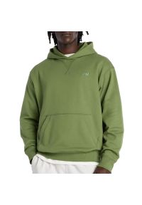 Bluza męska New Balance MT41534AAS - zielona. Okazja: na co dzień. Typ kołnierza: kaptur. Kolor: zielony. Materiał: prążkowany, bawełna. Wzór: haft. Styl: casual #1