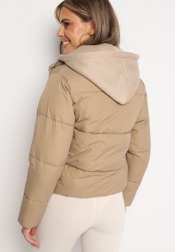Born2be - Ciemnobeżowa Pikowana Kurtka z Kapturem Mivuna. Okazja: na co dzień. Typ kołnierza: kaptur. Kolor: beżowy. Materiał: tkanina, jeans. Długość: krótkie. Styl: casual