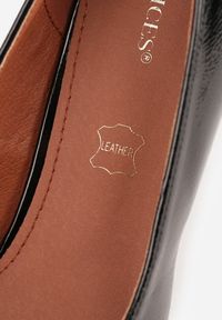 Renee - Czarne Lakierowane Szpilki Vices z Wkładką ze Skóry Naturalnej Zdobione Cyrkoniami Gioriana. Kolor: czarny. Materiał: skóra, lakier. Wzór: aplikacja. Obcas: na szpilce. Styl: elegancki, klasyczny. Wysokość obcasa: średni #8