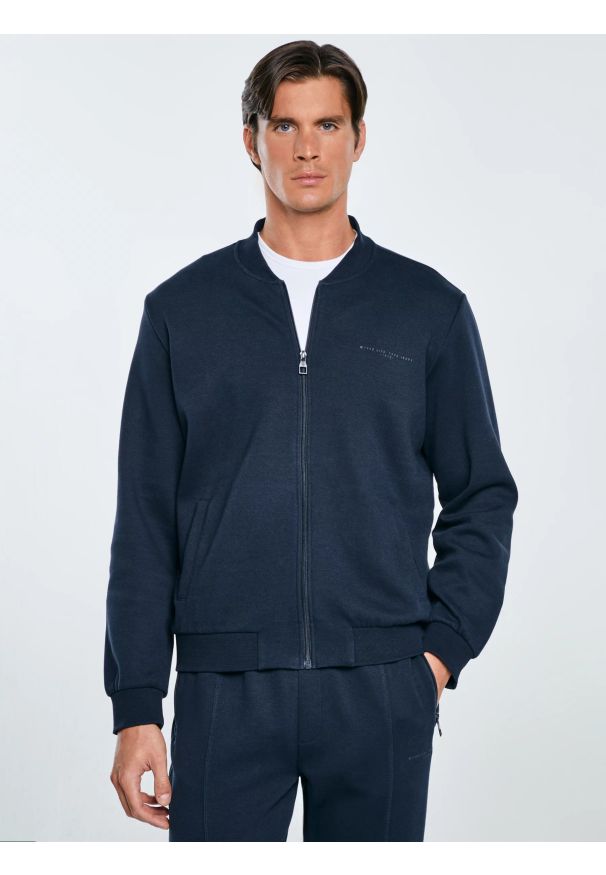 Big-Star - Bluza męska bomber granatowa Wladorb 403. Okazja: na spacer. Typ kołnierza: kołnierzyk stójkowy. Kolor: niebieski. Materiał: jeans, materiał, dzianina. Wzór: nadruk. Styl: sportowy, wizytowy