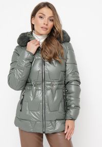 Born2be - Ciemnozielona Pikowana Kurtka z Kapturem z Futerkiem Flavara. Typ kołnierza: kaptur. Kolor: zielony. Materiał: futro #5