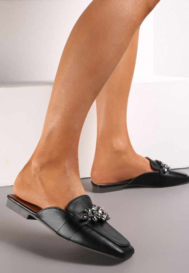 Born2be - Czarne Klapki z Kwadratowym Noskiem i Kryształami Nainthea. Kolor: czarny