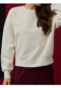 Sinsay - Bluza crewneck oversize z napisem - kremowy. Kolor: kremowy. Wzór: napisy