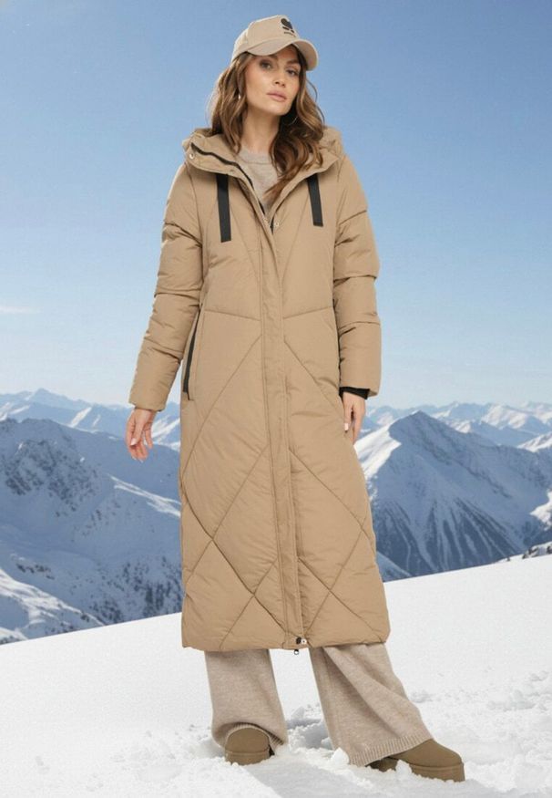 Born2be - Ciemnobeżowa Pikowana Kurtka o Długim Pudełkowym Kroju z Kapturem i Kieszeniami Attesina. Okazja: na co dzień. Typ kołnierza: kaptur. Kolor: beżowy. Materiał: wełna, jeans. Długość: długie. Sezon: zima. Styl: klasyczny, casual, elegancki