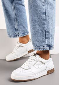 Born2be - Biało-Złote Skórzane Sneakersy z Metalicznymi Wstawkami Asnatia. Nosek buta: okrągły. Zapięcie: sznurówki. Kolor: biały. Materiał: skóra. Obcas: na obcasie. Wysokość obcasa: niski #1