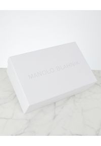 MANOLO BLAHNIK - Białe skórzane klapki Gadmu. Kolor: biały. Materiał: skóra. Wzór: paski. Sezon: lato. Styl: klasyczny, elegancki #5