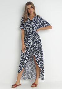 Born2be - Granatowa Sukienka Achanie. Typ kołnierza: dekolt w serek. Kolor: niebieski. Materiał: wiskoza, materiał. Długość rękawa: krótki rękaw. Typ sukienki: asymetryczne, kopertowe. Długość: maxi #6