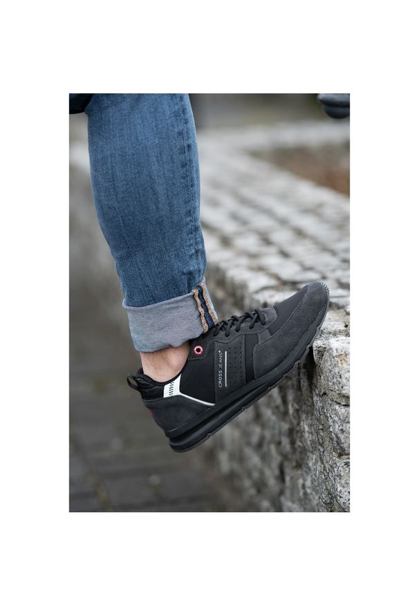 Czarne Sneakersy Cross Jeans Wygodne Buty Męskie. Okazja: na uczelnię. Kolor: czarny. Materiał: zamsz, materiał. Szerokość cholewki: normalna