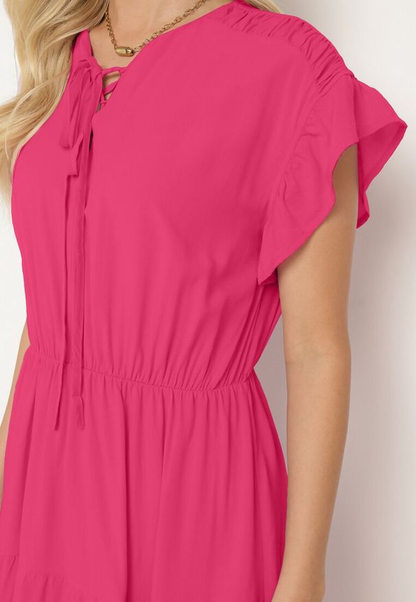Born2be - Fuksjowa Sukienka z Gumką w Pasie Ozdobiona Falbanką i Wiązana Materiałowym Paskiem Tiamalou. Typ kołnierza: dekolt w łódkę. Kolor: różowy. Materiał: materiał. Długość rękawa: krótki rękaw. Wzór: aplikacja
